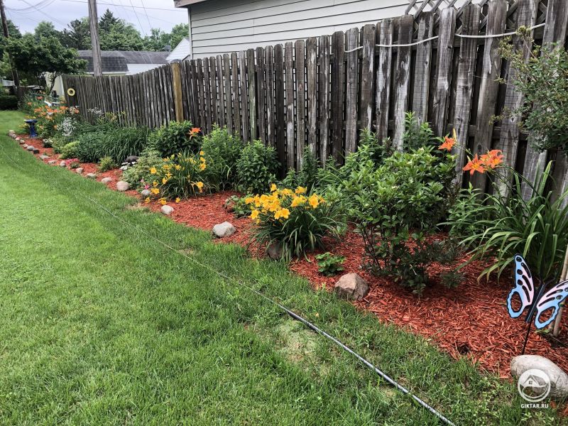 Моя мама закончила оформление клумбы, теперь она выглядит очень эффектно!