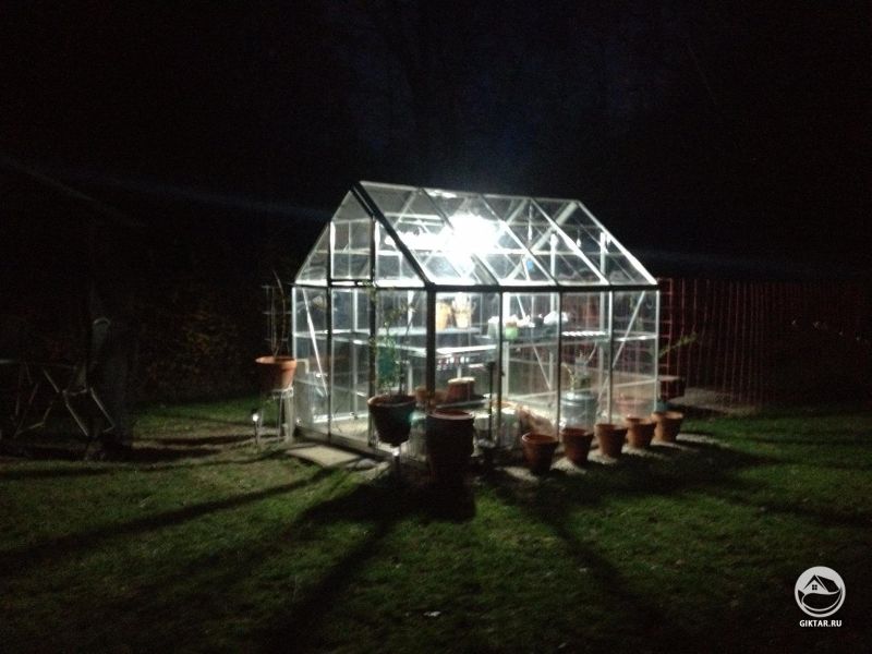 Я люблю проводить вечера работая в своей теплице.