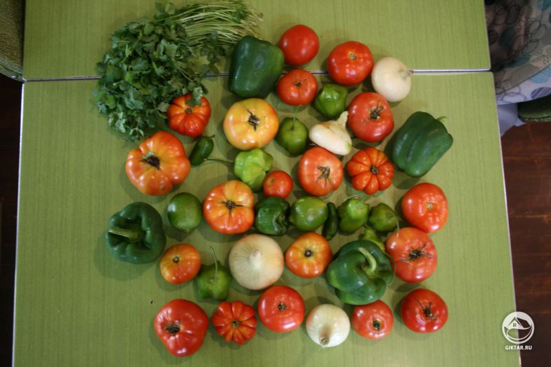 Урожай перцев, томатов и лука