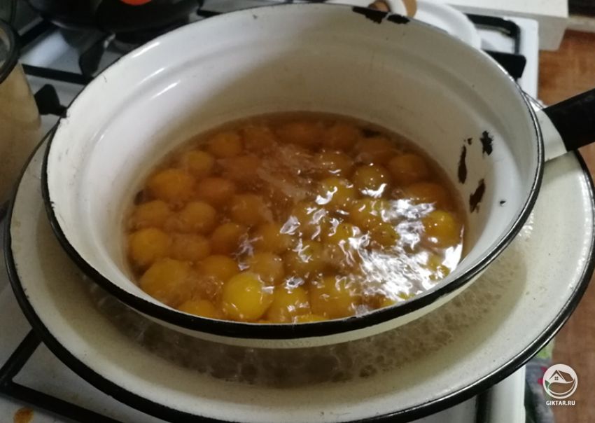 Как бланшировать плоды алычи Как бланшировать плоды алычи, чтобы отделить мякоть от шкурки и косточки.